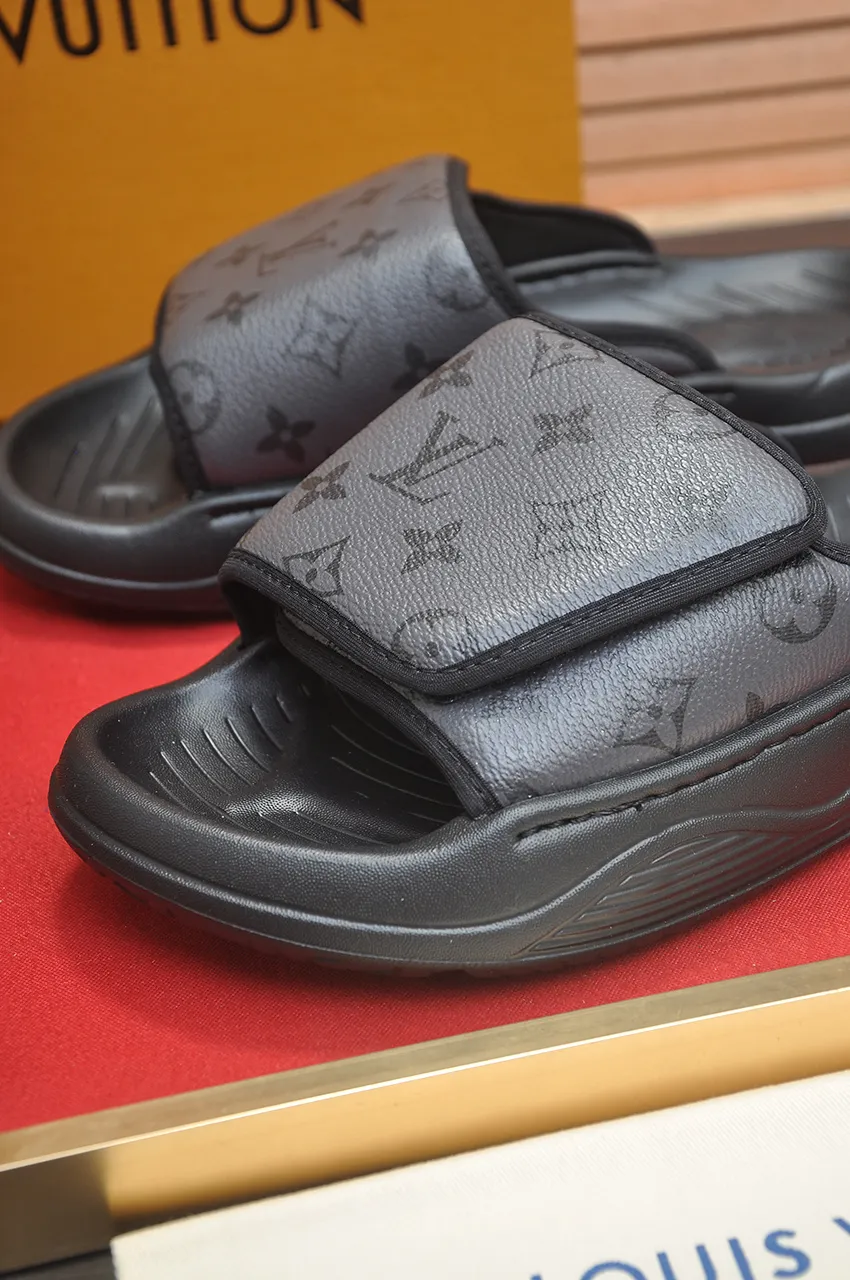 Men's men's shoes 💰340💶 [Louis Vuitton LV slippers] (high-end cowhide) counter 1:1 fashion style, a must-have for summer! The designer used LV’s iconic outsole. The original simple slippers instantly become fashionable! The upper is made of flexible special cowhide leather straps alternately, and the workmanship is exquisite! A must-have for stylish men in summer, size 38-45 (45 customized)